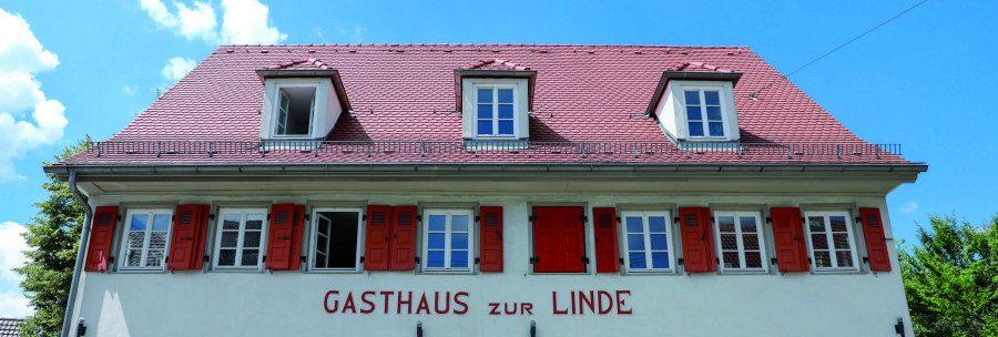 Das Gasthaus zur Linde hat rote Fensterl&auml;den und ein rotes Ziegeldach. Der Himmel ist blau mit wenigen Wolken., &copy; Fei Shiyu