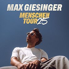 Max Giesinger blickt mit Sonnenbrille in die Ferne, vor blauem Himmel. Text: "Max Giesinger Menschen Tour 2025"., © links im Bild Max Giesinger blickt mit Sonnenbrille in die Ferne, vor blauem Himmel. Text: "Max Giesinger Menschen Tour 2025"., © links im Bild