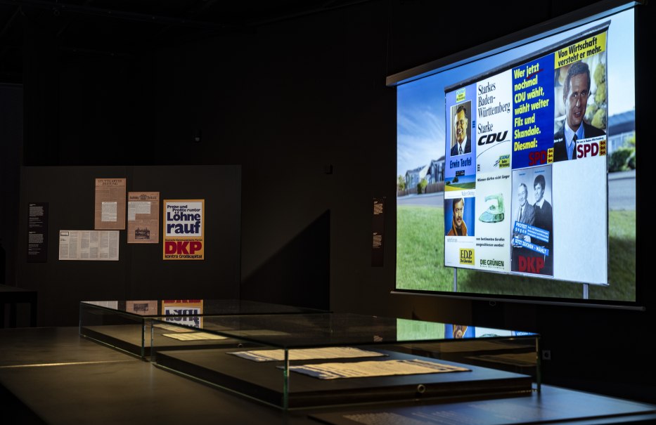Ausstellung im Haus der Geschichte Baden-W&uuml;rttemberg zeigt historische Wahlplakate und Dokumente. Dunkler Raum mit beleuchteten Exponaten., &copy; HdGBW