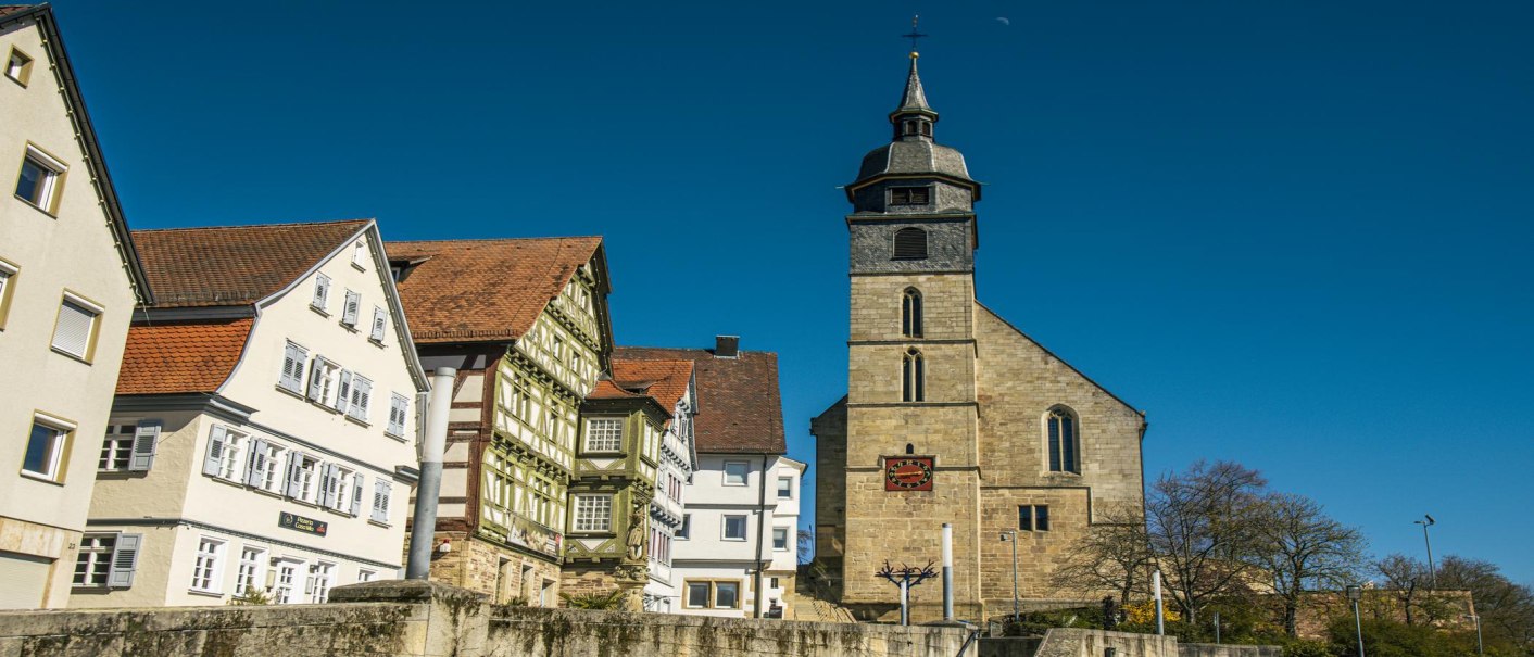 Historic half-timbered houses and a church on Böblingen's market square under a clear blue sky., © SMG Stuttgart Marketing GmbH - Sarah Schmid