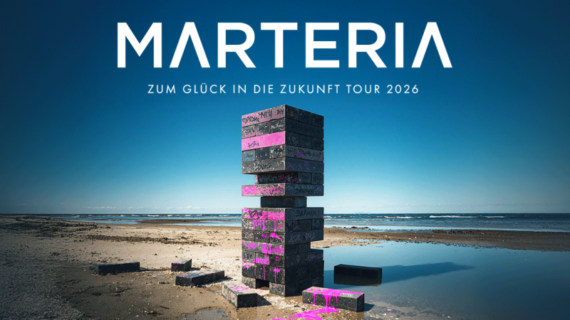 Ein Stapel bemalter Betonbl&ouml;cke am Strand, dar&uuml;ber der Schriftzug 'MARTERIA - Zum Gl&uuml;ck in die Zukunft Tour 2026'., &copy; links im Bild