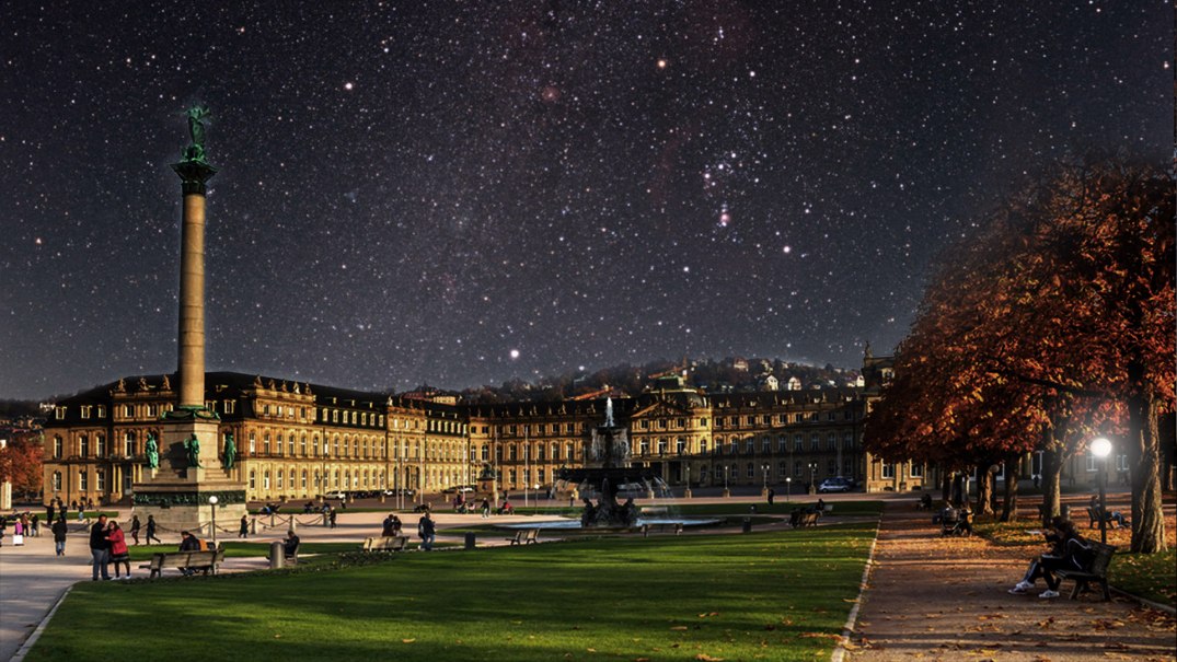 Der Schlossplatz bei Nacht mit einem klaren Sternenhimmel. Menschen spazieren und sitzen auf Bänken. Die Gebäude sind beleuchtet., © Planetarium Stuttgart Der Schlossplatz bei Nacht mit einem klaren Sternenhimmel. Menschen spazieren und sitzen auf Bänken. Die Gebäude sind beleuchtet., © Planetarium Stuttgart