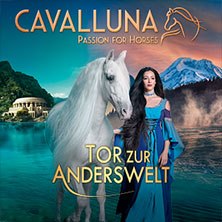 Frau in blauem Kleid steht neben einem weißen Pferd. Im Hintergrund sind ein See, Berge und ein Tempel zu sehen. Text: CAVALLUNA - Tor zur Anderswelt., © links im Bild
