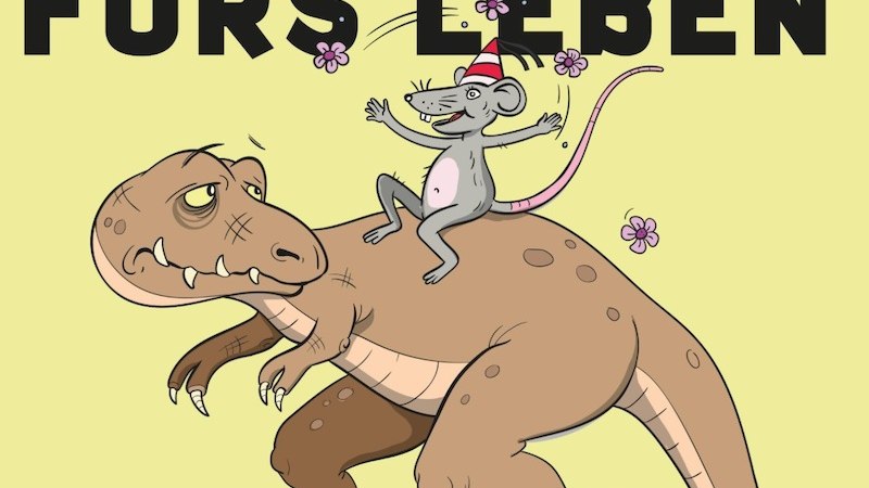 Ein Dinosaurier tr&auml;gt eine fr&ouml;hliche Maus mit Hut auf dem R&uuml;cken. Der Hintergrund ist gelb, der Titel 'Freunde f&uuml;rs Leben' steht oben., &copy; Renitenztheater Stuttgart e.V.