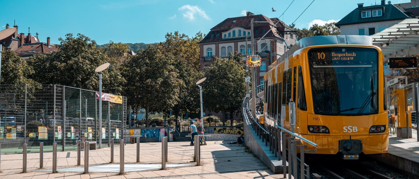 Gelbe Zahnradbahn der SSB am Marienplatz in Stuttgart, umgeben von Bäumen und Gebäuden, bei sonnigem Wetter., © Stuttgart Marketing GmbH, Sarah Schmid