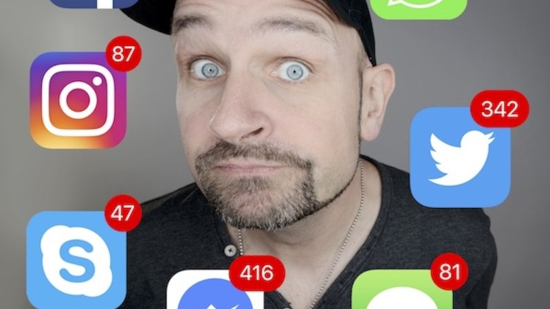 Mann mit Mütze und Bart, umgeben von Social-Media-Icons mit Benachrichtigungszahlen: Facebook, Instagram, WhatsApp, Twitter, Skype, Messenger, iMessage., © Renitenztheater Stuttgart e.V. Mann mit Mütze und Bart, umgeben von Social-Media-Icons mit Benachrichtigungszahlen: Facebook, Instagram, WhatsApp, Twitter, Skype, Messenger, iMessage., © Renitenztheater Stuttgart e.V.