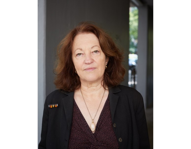 Eine Frau mit braunen Haaren trägt einen schwarzen Blazer und schaut direkt in die Kamera. Der Hintergrund ist unscharf und zeigt einen Außenbereich., © Foto: Monika Keiler Eine Frau mit braunen Haaren trägt einen schwarzen Blazer und schaut direkt in die Kamera. Der Hintergrund ist unscharf und zeigt einen Außenbereich., © Foto: Monika Keiler