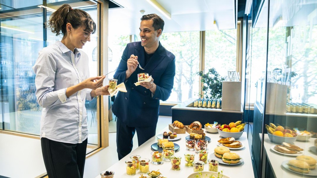 Zwei Personen genie&szlig;en beim Meeting ein Snackbuffet in einem modernen, hellen Raum., &copy; SMG, Sarah Schmid