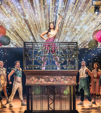 &Julia Das Pop-Musical Szenenmotiv, © Johan Persson, Stage Entertainment &Julia Das Pop-Musical Szenenmotiv, © Johan Persson, Stage Entertainment