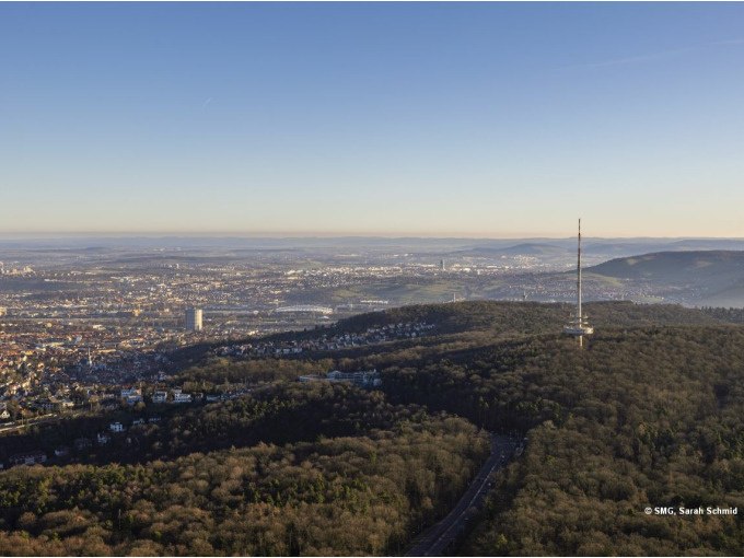 Luftaufnahme von Stuttgart mit dem Fernsehturm und bewaldeten Hügeln im Vordergrund, Stadtpanorama im Hintergrund., © Stuttgart Marketing GmbH Luftaufnahme von Stuttgart mit dem Fernsehturm und bewaldeten Hügeln im Vordergrund, Stadtpanorama im Hintergrund., © Stuttgart Marketing GmbH