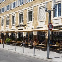 Carls Brauhaus with street café, parasols and guests on a busy street in sunny weather., © SMG Stuttgart Marketing GmbH - Sarah Schmid Carls Brauhaus with street café, parasols and guests on a busy street in sunny weather., © SMG Stuttgart Marketing GmbH - Sarah Schmid
