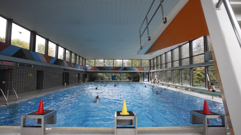 Swimming pool and diving platform in the Vaihingen indoor pool., &copy; Stuttgarter B&auml;der