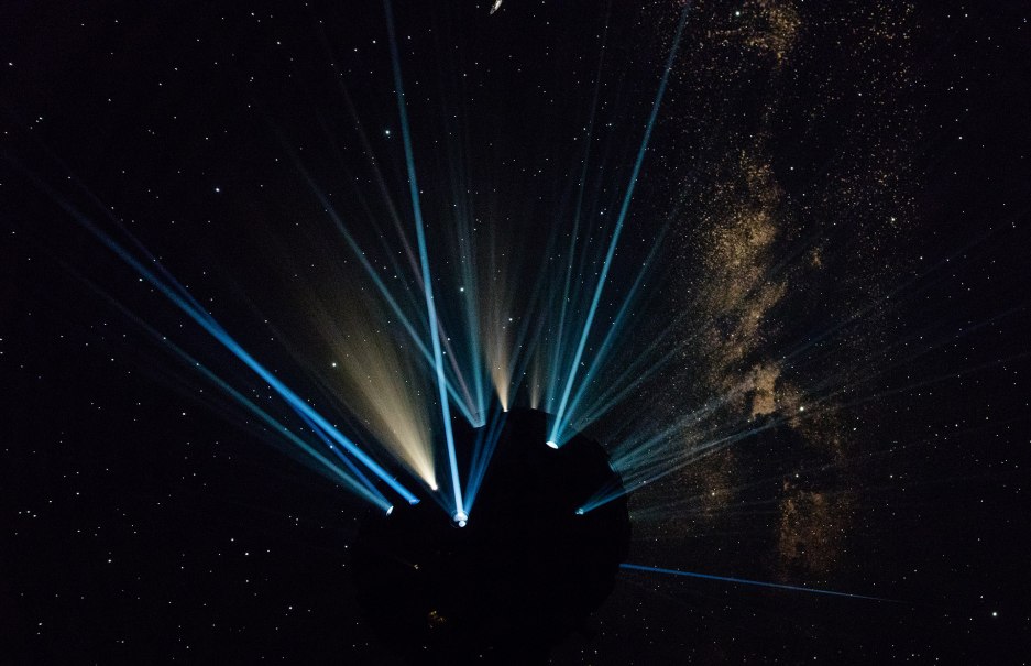 A star projector casts beams of light into a dark room and creates an impressive starry sky illusion., &copy; Planetarium Stuttgart