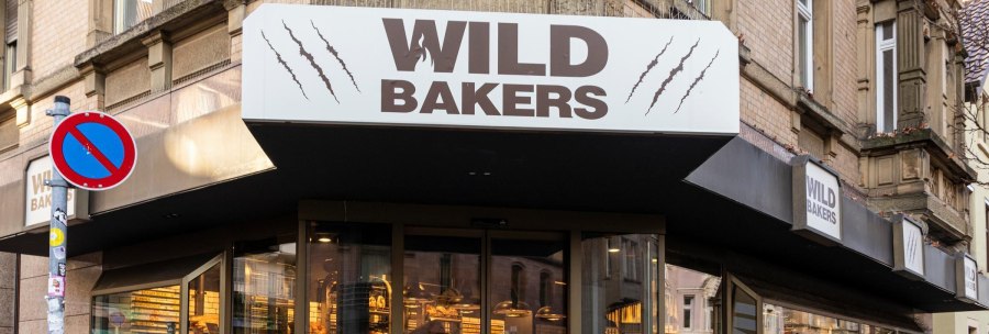Entrance to the Wildbakers store with large display windows to the left and right of the entrance., &copy; Stuttgart-Marketing GmbH, Sarah Schmid