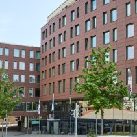 Das Park Inn by Radisson Stuttgart zeigt eine moderne Fassade mit vielen Fenstern. Vor dem Geb&auml;ude stehen gr&uuml;ne B&auml;ume., &copy; Park Inn by Radisson Stuttgart