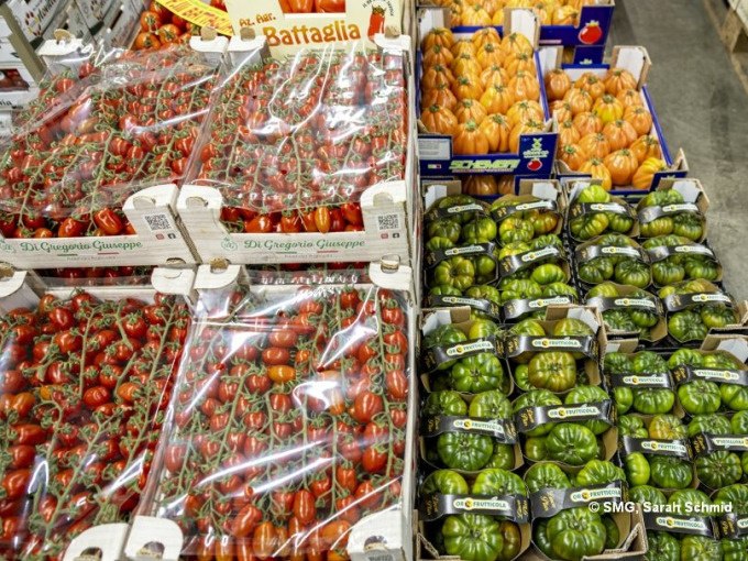 Verschiedene Tomatensorten in Kisten auf einem Markt. Links rote Tomaten, rechts grüne und orange Tomaten in Verpackungen., © Stuttgart Marketing GmbH Verschiedene Tomatensorten in Kisten auf einem Markt. Links rote Tomaten, rechts grüne und orange Tomaten in Verpackungen., © Stuttgart Marketing GmbH