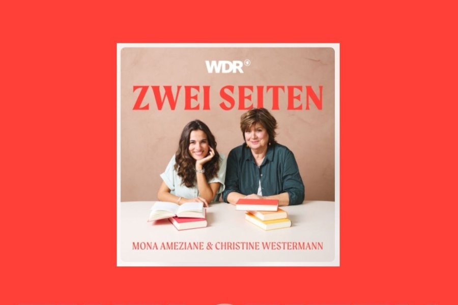 Zwei Frauen sitzen l&auml;chelnd an einem Tisch mit B&uuml;chern. Der Hintergrund ist rot, und der Titel 'Zwei Seiten' ist prominent zu sehen., &copy; Logo: Stadtbibliothek