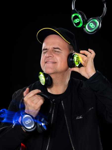 A man with his eyes closed wears glowing headphones and enjoys the music. Several pairs of headphones float around him., &copy; Rosenau Kultur e.V.