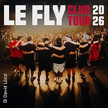 The band Le Fly stands on stage and hugs in front of an enthusiastic audience during their Club Tour 2026., &copy; links im Bild