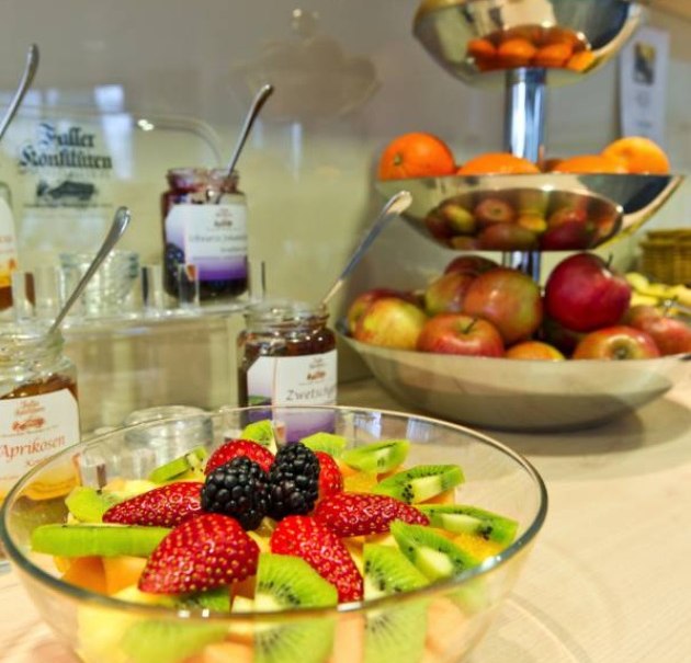 A breakfast buffet with fresh fruit salad, jam jars and a fruit bowl with apples and oranges., © Hotel Neuwirtshaus A breakfast buffet with fresh fruit salad, jam jars and a fruit bowl with apples and oranges., © Hotel Neuwirtshaus