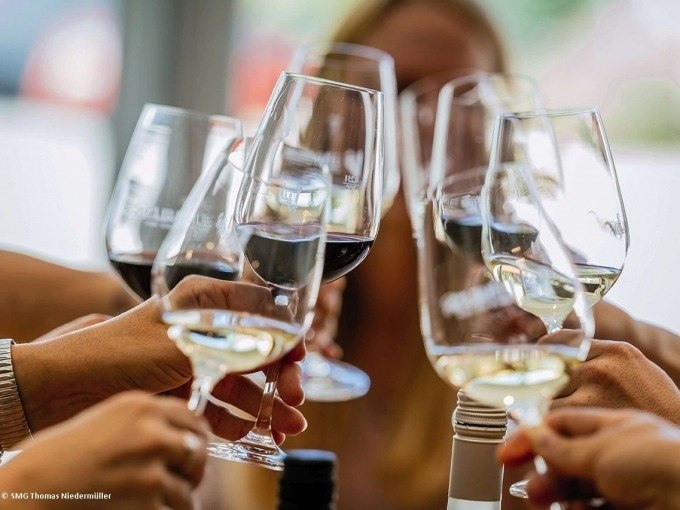 Personen stoßen mit Weingläsern an, gefüllt mit Rot- und Weißwein. Fröhliche Atmosphäre bei einer Weintour in Stuttgart., © SMG, Thomas Niedermüller Personen stoßen mit Weingläsern an, gefüllt mit Rot- und Weißwein. Fröhliche Atmosphäre bei einer Weintour in Stuttgart., © SMG, Thomas Niedermüller