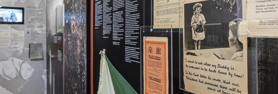 Ausstellungsraum im Polizeimuseum Stuttgart mit historischen Dokumenten, Fotos und Texttafeln an der Wand. Ein Bildschirm zeigt ein Video., © Stuttgart-Marketing GmbH, Sarah Schmid