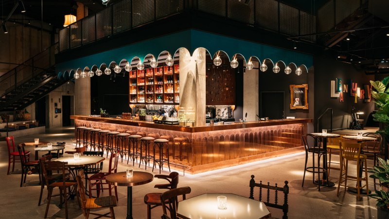 Stilvolle Bar mit Kupfertheke, hängenden Glaskugelleuchten und gemütlichen Sitzbereichen. Moderne Einrichtung mit warmem Licht und dekorativen Elementen., © © Ruby Hotels Stilvolle Bar mit Kupfertheke, hängenden Glaskugelleuchten und gemütlichen Sitzbereichen. Moderne Einrichtung mit warmem Licht und dekorativen Elementen., © © Ruby Hotels