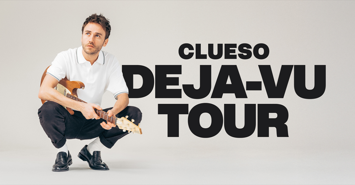 Ein Mann hockt mit einer Gitarre in der Hand, gekleidet in ein wei&szlig;es Polohemd und schwarze Hosen. Daneben steht der Text 'CLUESO DEJA-VU TOUR'., &copy; links im Bild