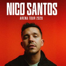 Plakat für die Nico Santos Arena Tour 2026. Der Künstler ist vor einem roten Hintergrund abgebildet., © links im Bild Plakat für die Nico Santos Arena Tour 2026. Der Künstler ist vor einem roten Hintergrund abgebildet., © links im Bild