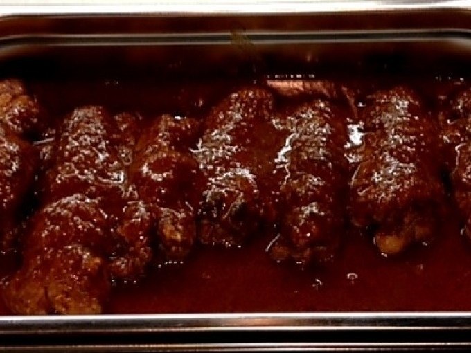 Rinderrouladen in dunkler Bratensauce liegen in einer Edelstahlform, bereit zum Servieren., © Kultweine-Kochwelten-Kunstücke - Kochschule Sonja Lenz Rinderrouladen in dunkler Bratensauce liegen in einer Edelstahlform, bereit zum Servieren., © Kultweine-Kochwelten-Kunstücke - Kochschule Sonja Lenz