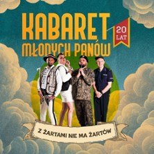 Plakat des Kabaret Młodych Pan&oacute;w zum 20-j&auml;hrigen Jubil&auml;um. Vier Personen in verschiedenen Kost&uuml;men vor einem wolkigen Hintergrund., &copy; links im Bild