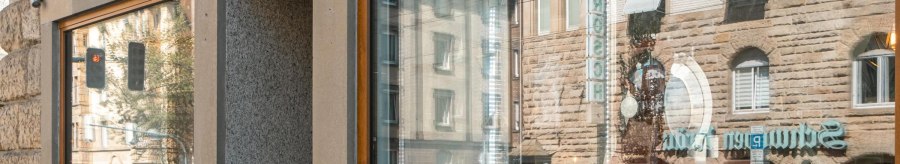 Au&szlig;enansicht eines Restaurants mit der Aufschrift 'Pinsa Manufaktur' und Spiegelung von Geb&auml;uden im Fenster., &copy; SMG, Sarah Schmid