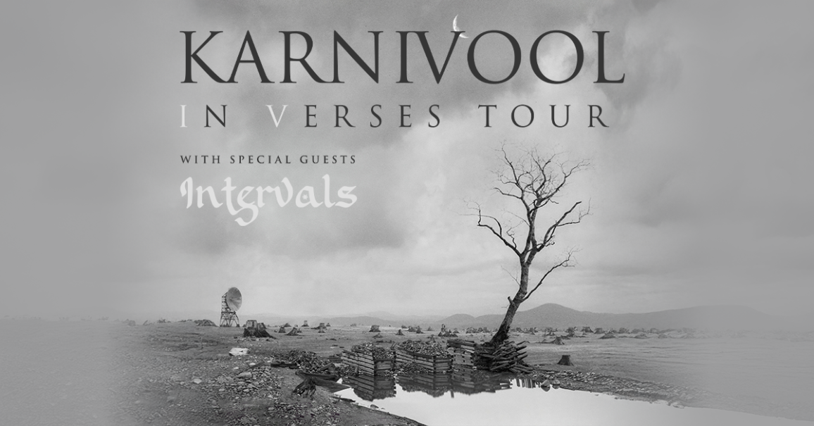 Poster der Karnivool In Verses Tour mit einem kahlen Baum in einer kargen Landschaft. Die Band Intervals ist als Special Guest angek&uuml;ndigt., &copy; links im Bild