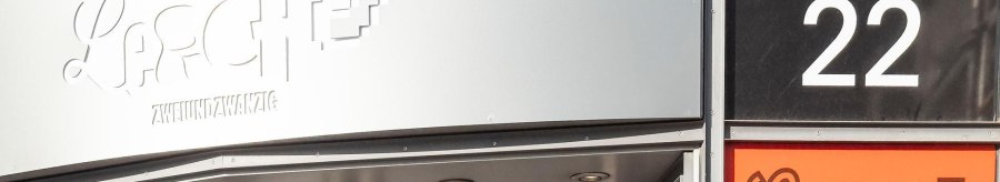 Eingang des Clubs Lerche an der K&ouml;nigstrasse 22. Moderne Beschilderung mit auff&auml;lligem Design., &copy; Stuttgart-Marketing GmbH, Sarah Schmid