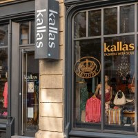 Kallas fashion store with window dressing, clothing and accessories. Lettering "Fashion with Soul" and anniversary sign "20 years" visible., © SMG Stuttgart Marketing GmbH - Sarah Schmid Kallas fashion store with window dressing, clothing and accessories. Lettering "Fashion with Soul" and anniversary sign "20 years" visible., © SMG Stuttgart Marketing GmbH - Sarah Schmid