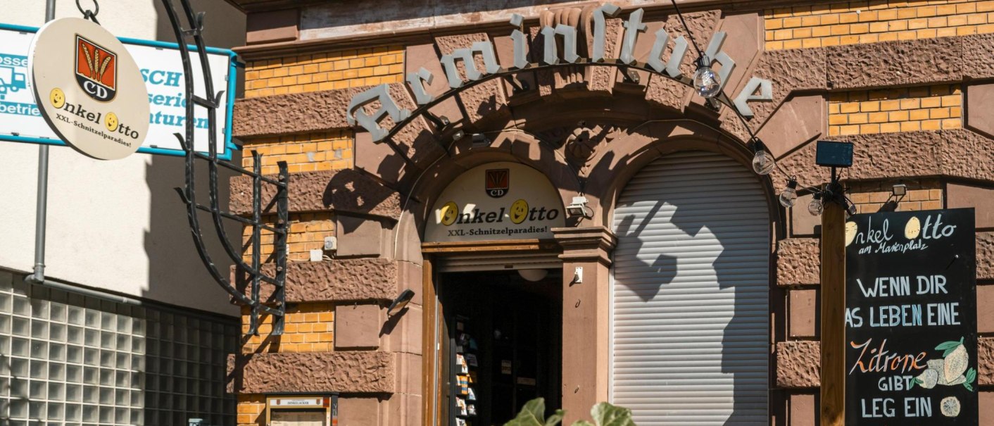 Entrance to 'Onkel Otto', an XXL schnitzel paradise, with decorative sign and plaque with a slogan about lemons., © SMG Stuttgart Marketing GmbH - Sarah Schmid