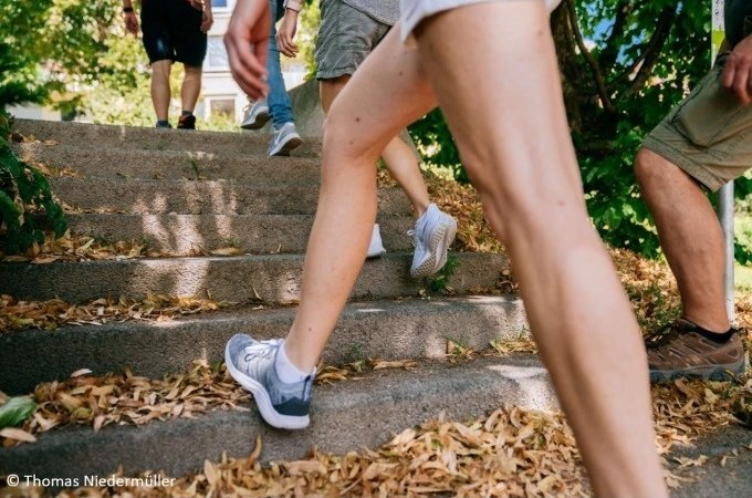 Mehrere Personen steigen eine mit Laub bedeckte Steintreppe hinauf, umgeben von grüner Vegetation., © Stuttgart-Marketing GmbH, Thomas Niedermüller Mehrere Personen steigen eine mit Laub bedeckte Steintreppe hinauf, umgeben von grüner Vegetation., © Stuttgart-Marketing GmbH, Thomas Niedermüller