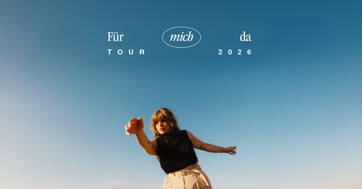 Eine Person in schwarzem Oberteil und beiger Hose posiert vor einem klaren blauen Himmel. Dar&uuml;ber steht 'F&uuml;r mich da Tour 2026'., &copy; links im Bild