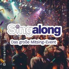 Menschen feiern bei einem Konzert, bunte Lichter und Konfetti in der Luft. Text: Singalong - Das große Mitsing-Event., © links im Bild Menschen feiern bei einem Konzert, bunte Lichter und Konfetti in der Luft. Text: Singalong - Das große Mitsing-Event., © links im Bild