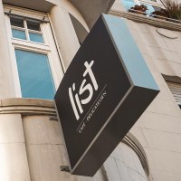 Fassade eines Gebäudes mit großen Fenstern und einem Schild mit der Aufschrift 'list Café Delicatessen'., © Café LIST, Stuttgart Fassade eines Gebäudes mit großen Fenstern und einem Schild mit der Aufschrift 'list Café Delicatessen'., © Café LIST, Stuttgart