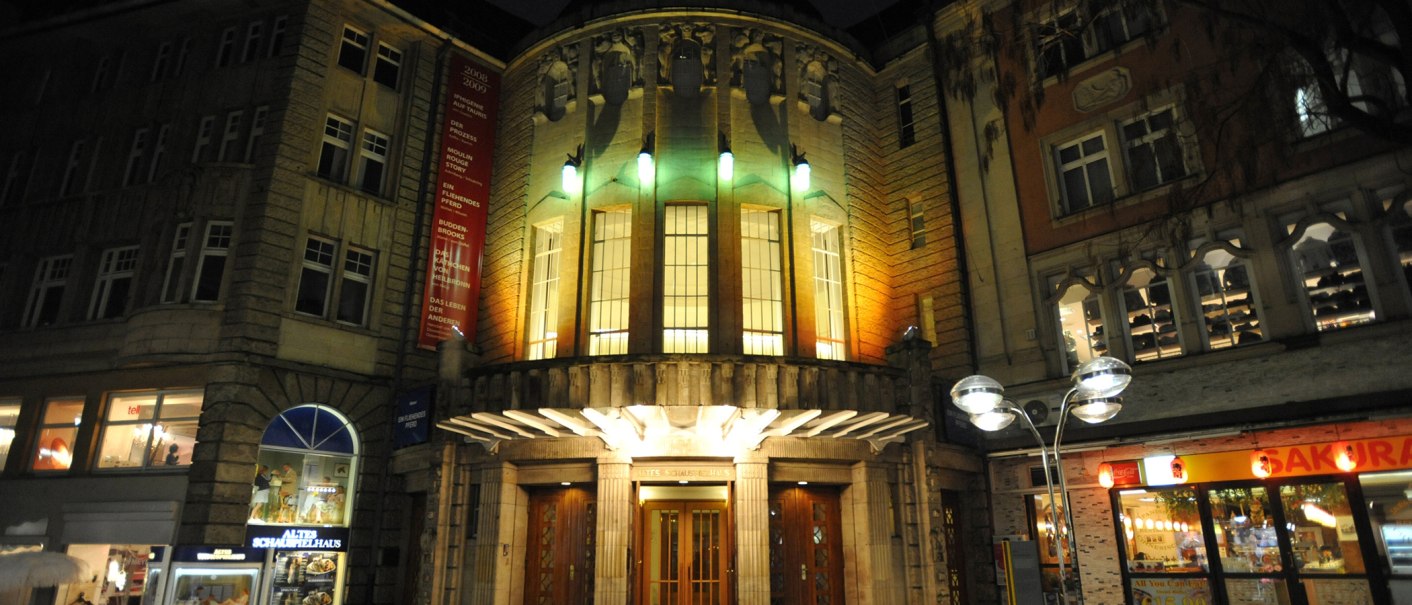 The Altes Schauspielhaus at night, illuminated with colorful lights. The entrance is surrounded by historic buildings., &copy; Schauspielb&uuml;hnen Stuttgart