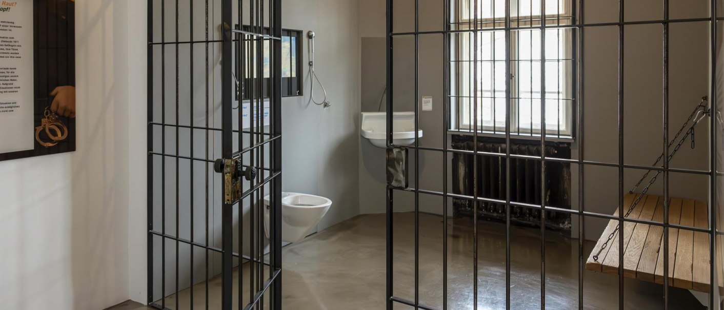Eine Gef&auml;ngniszelle in einer Ausstellung mit Bett, Waschbecken und Toilette. Die Zellent&uuml;r steht offen., &copy; Stuttgart-Marketing GmbH, Sarah Schmid