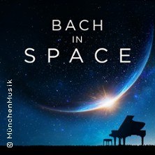 Ein Klavier steht vor einem Sternenhimmel, dar&uuml;ber der Schriftzug 'Bach in Space'. Atmosph&auml;rische Darstellung von Musik im Weltraum., &copy; links im Bild