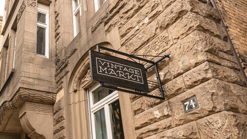 Altes Gebäude mit einem Schild 'Vintage Markt' an der Fassade. Die Hausnummer 74 ist sichtbar., © SMG, Sarah Schmid Altes Gebäude mit einem Schild 'Vintage Markt' an der Fassade. Die Hausnummer 74 ist sichtbar., © SMG, Sarah Schmid