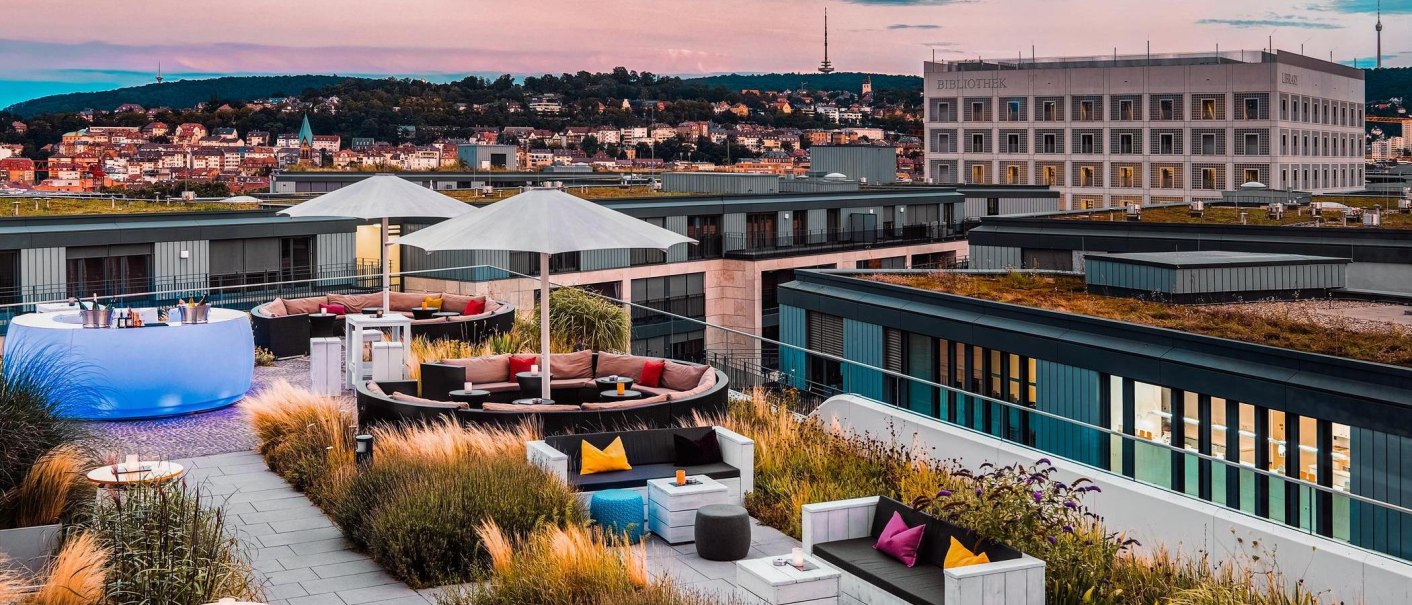 Moderne Dachterrasse des Jaz Hotels in Stuttgart mit stilvollen Sitzbereichen, Sonnenschirmen und Blick auf die Stadt und den Fernsehturm., © Wolfram Bar & Terrace