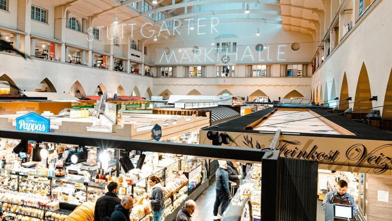 Blick von der Empore in die Stuttgarter Markthalle. Zahlreiche Stände und Besucher sind zu sehen, beleuchtet von hellem Licht., © Stuttgart Marketing GmbH, Sarah Schmid Blick von der Empore in die Stuttgarter Markthalle. Zahlreiche Stände und Besucher sind zu sehen, beleuchtet von hellem Licht., © Stuttgart Marketing GmbH, Sarah Schmid