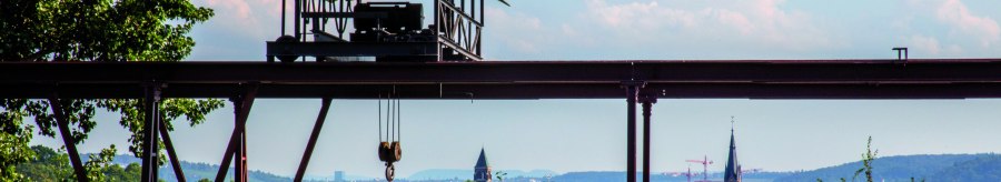 Alte Seilbahn im Travertinpark, im Vordergrund B&auml;ume und Wiese, im Hintergrund Stadtansicht mit Kircht&uuml;rmen und H&uuml;geln., &copy; Stuttgart-Marketing GmbH