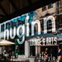 Schaufenster mit dem Schriftzug 'huginn LOUNGE & ARTS'. Im Hintergrund sind unscharf Menschen und Gebäude zu sehen., © SMG_Sarah Schmid Schaufenster mit dem Schriftzug 'huginn LOUNGE & ARTS'. Im Hintergrund sind unscharf Menschen und Gebäude zu sehen., © SMG_Sarah Schmid