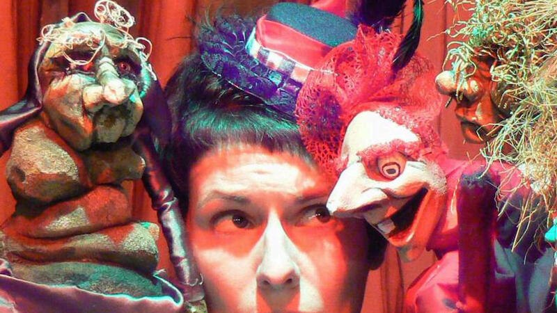 Eine Person mit Puppen, die Hexen darstellen, in einem Theaterst&uuml;ck. Die Puppen sind bunt und fantasievoll gestaltet., &copy; FITZ Das Theater animierter Formen