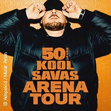 Mann in schwarzer Jacke und Mütze vor orangefarbenem Hintergrund. Text: '50 Jahre Kool Savas Arena Tour'., © links im Bild Mann in schwarzer Jacke und Mütze vor orangefarbenem Hintergrund. Text: '50 Jahre Kool Savas Arena Tour'., © links im Bild